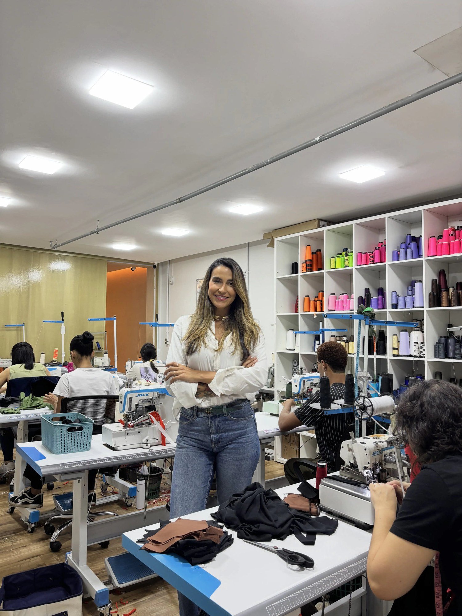 Nai Cassimiro de braços cruzados no atelier